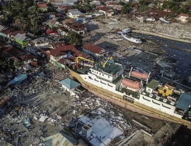 Νέο βίντεο-σοκ από το τσουνάμι των χιλιάδων νεκρών στην Ινδονησία